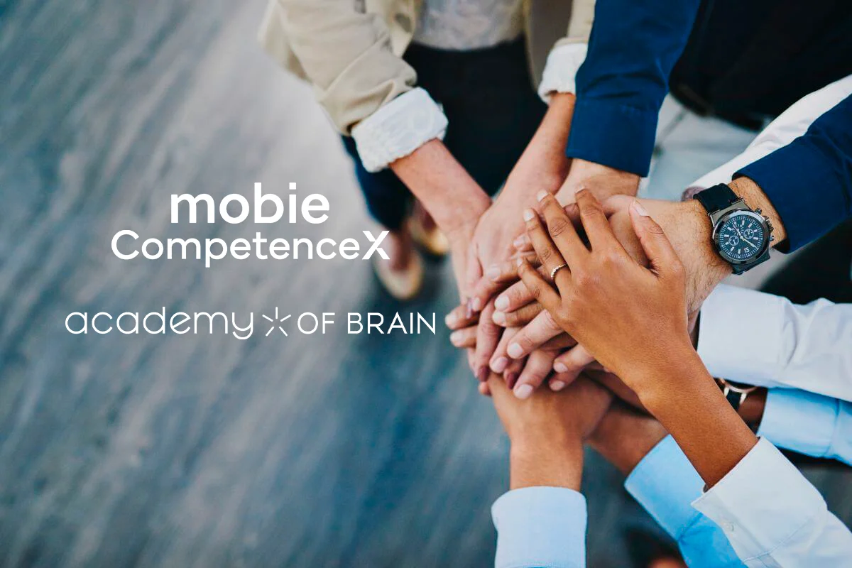 Ihmisten johtaminen tekoälyaikana: kädet päällekkäin symboloimassa Mobien ja Academy of Brainin yhteistyötä